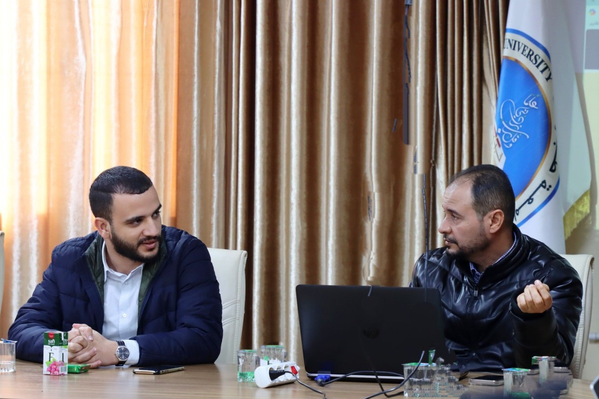 اجتماع مدير مركز المعلومات والتوثيق بالجامعة مع رؤساء أقسام الدراسة والامتحانات