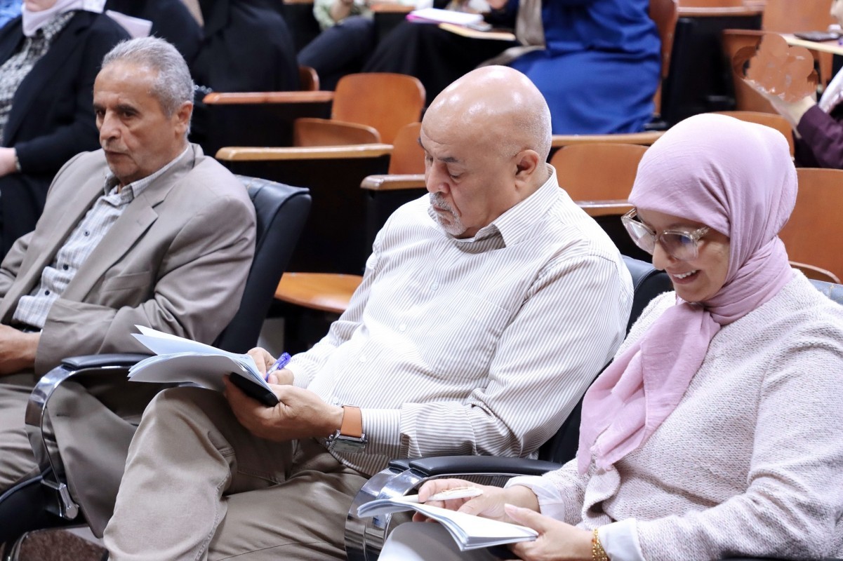 جلسة سيمنار لمناقشة خطط الماجستير بقسم اللغة الإنجليزية في كلية الآداب والتربية صبراتة